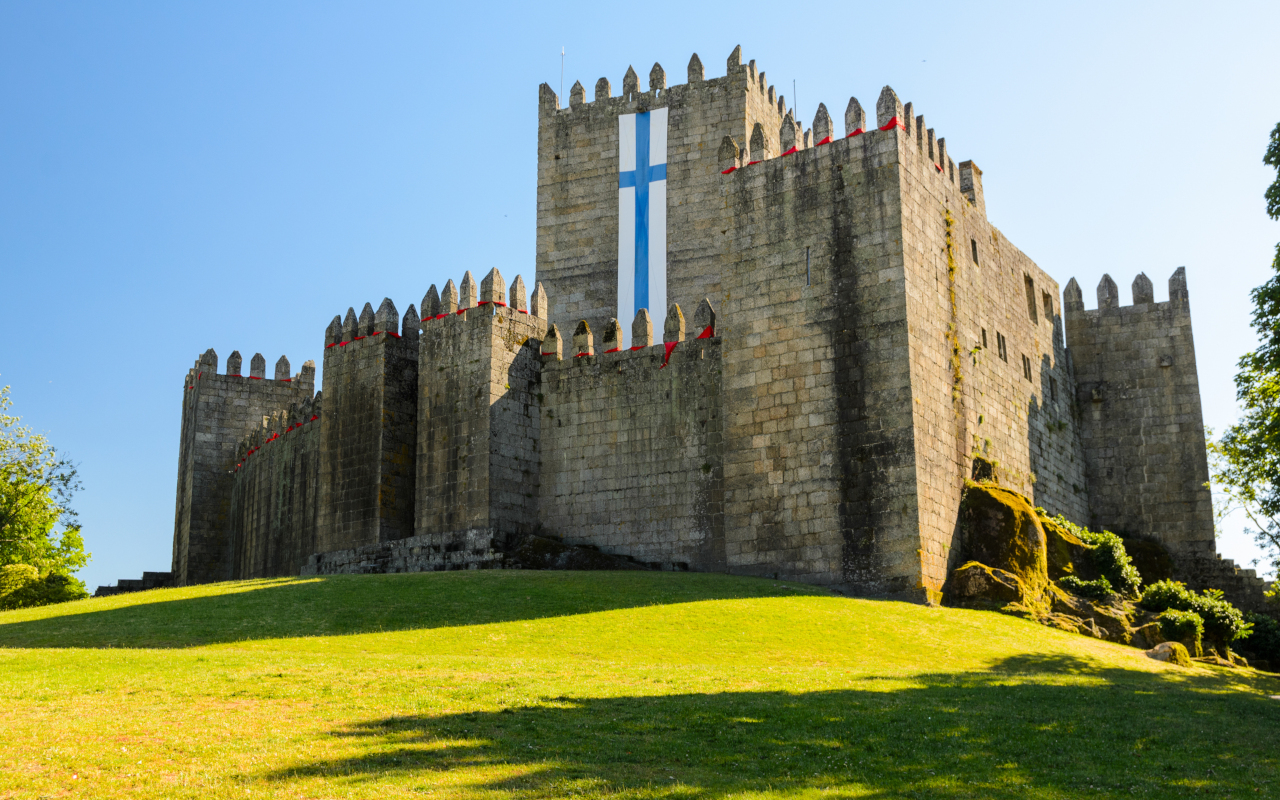 Exterior del Castillo de Guimaraes, situado en la localidad donde nació Portugal.