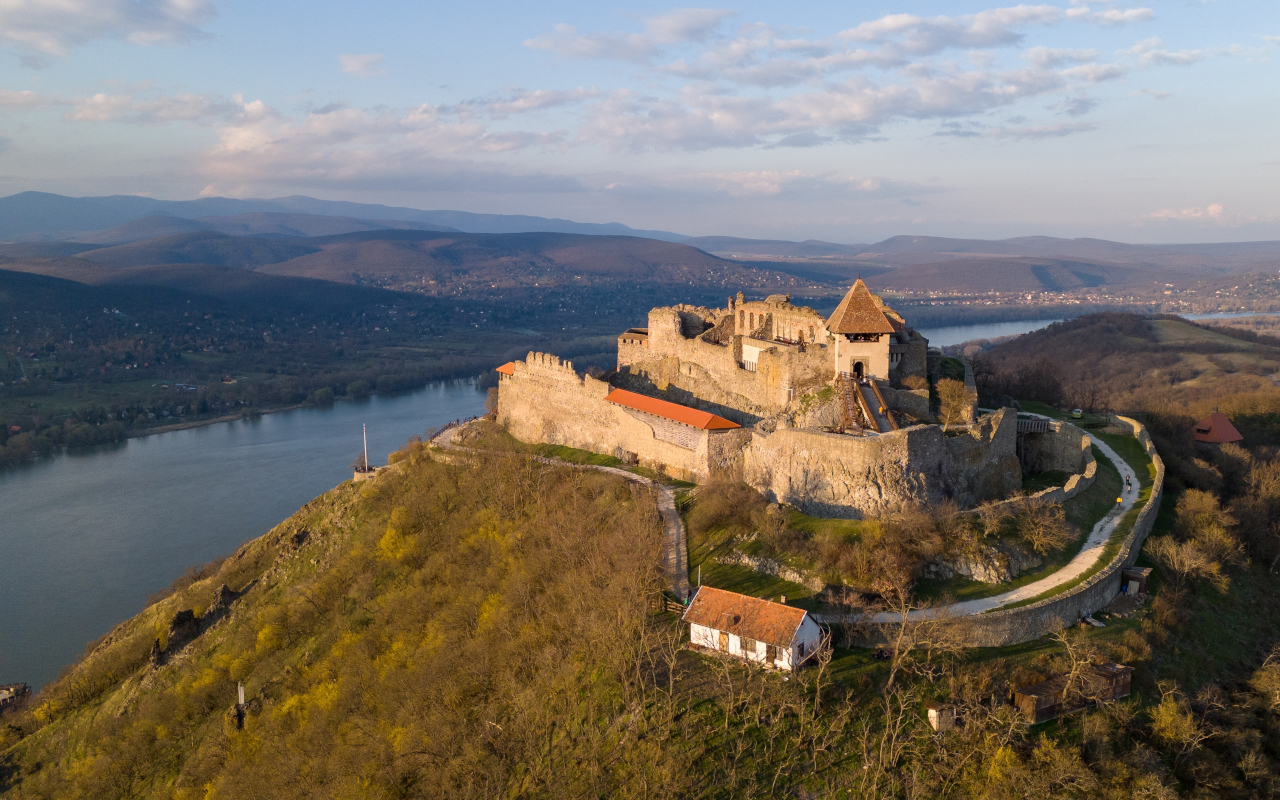 El castillo de Visegrad enclavado en lo alto de la colina, con vistas al Danubio en esta excursión por el recodo desde Budapest.