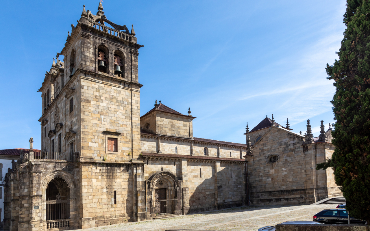 Frente a la fachada de la Catedral de Braga hablaremos sobre la importancia religiosa de esta localidad.