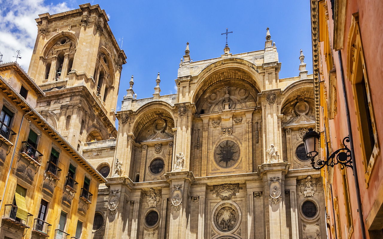 Fachada principal de la Catedral de Granada, una joya renacentista con detalles góticos y barrocos impresionantes.