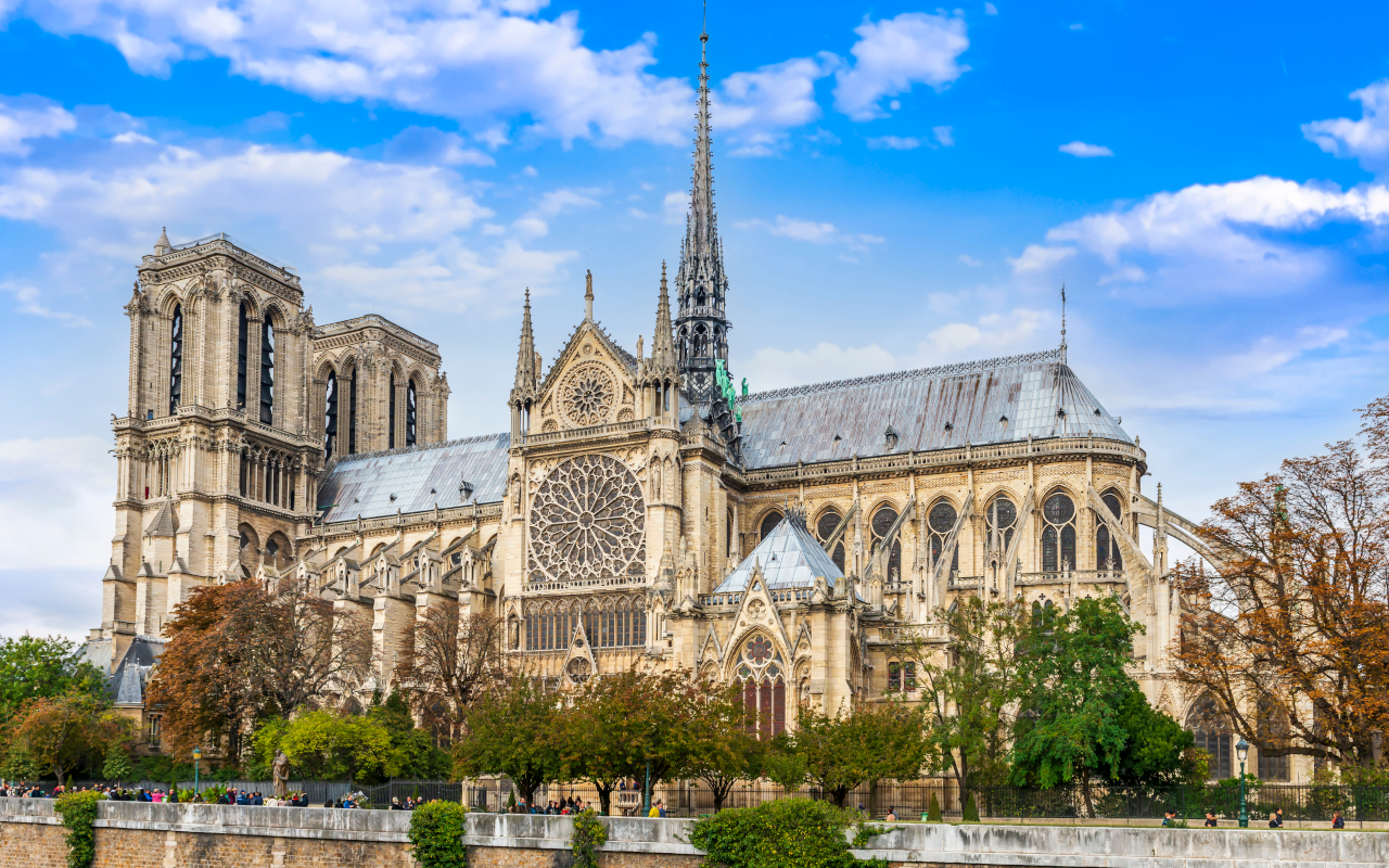 Exterior de la Catedral de Notre-Dame, uno de los iconos parisinos.