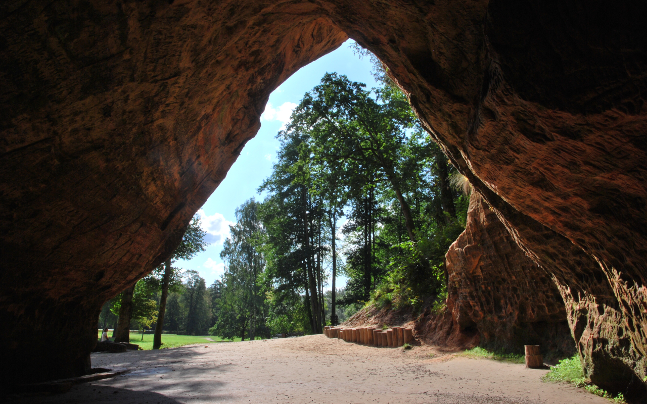 La Cueva de Gutmanis es uno de los atractivos turísticos destacados de esta excursión.