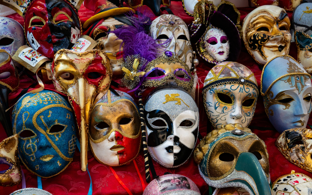 Colección de máscaras venecianas en una tienda local.