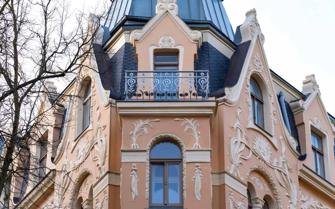 Detalle de uno de los edificios de la calle Alberta que representa la arquitectura Art Nouveau.