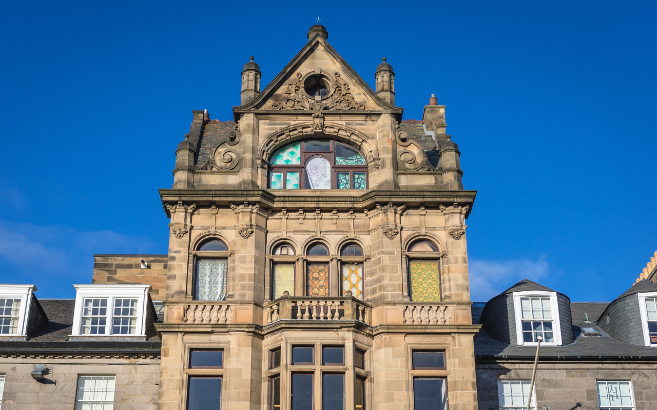 Vista de un edificio histórico en New Town, con su elegante fachada georgiana de piedra y detalles arquitectónicos clásicos.