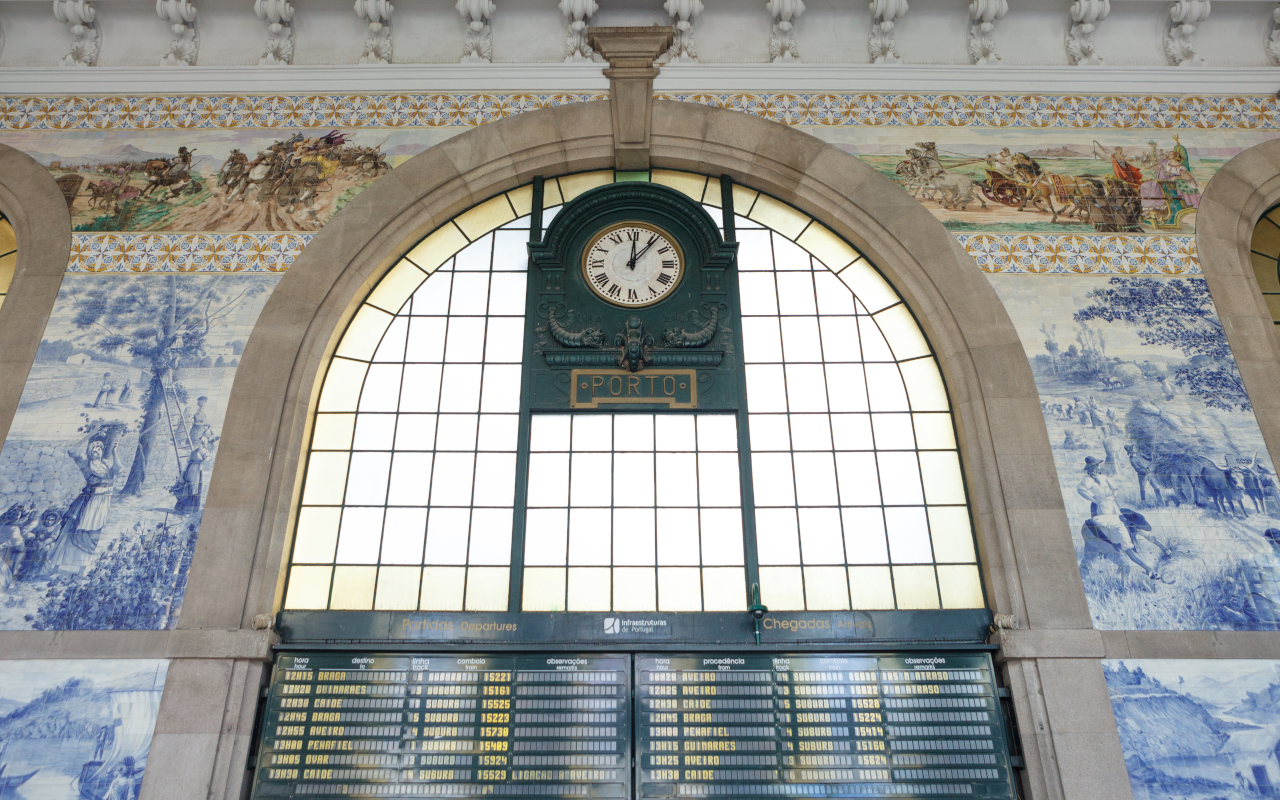 Detalle en la pared central de la Estación de Sao Bento, la estación de tren más bonita de Oporto.