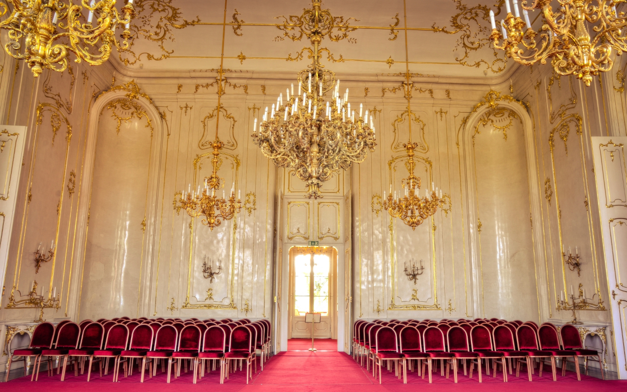 El palacio alberga un museo dedicado a la emperatriz Sissi, que incluye exposiciones sobre su vida, su relación con Hungría y su legado.