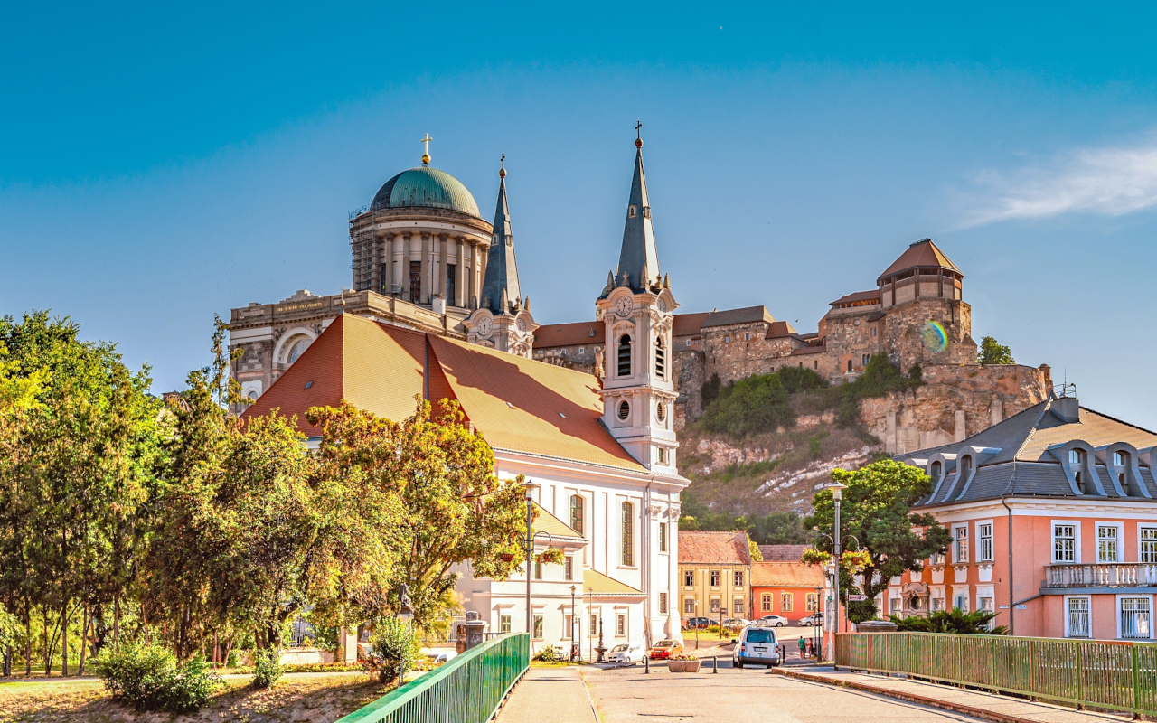 Iglesia de San Ignac y catedral de Esztergom, que verás en esta excursión desde Budapest.