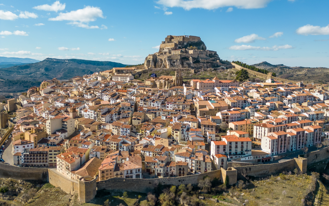 Morella, con el castillo y las murallas, es la primera parada de esta excursión desde Valencia.