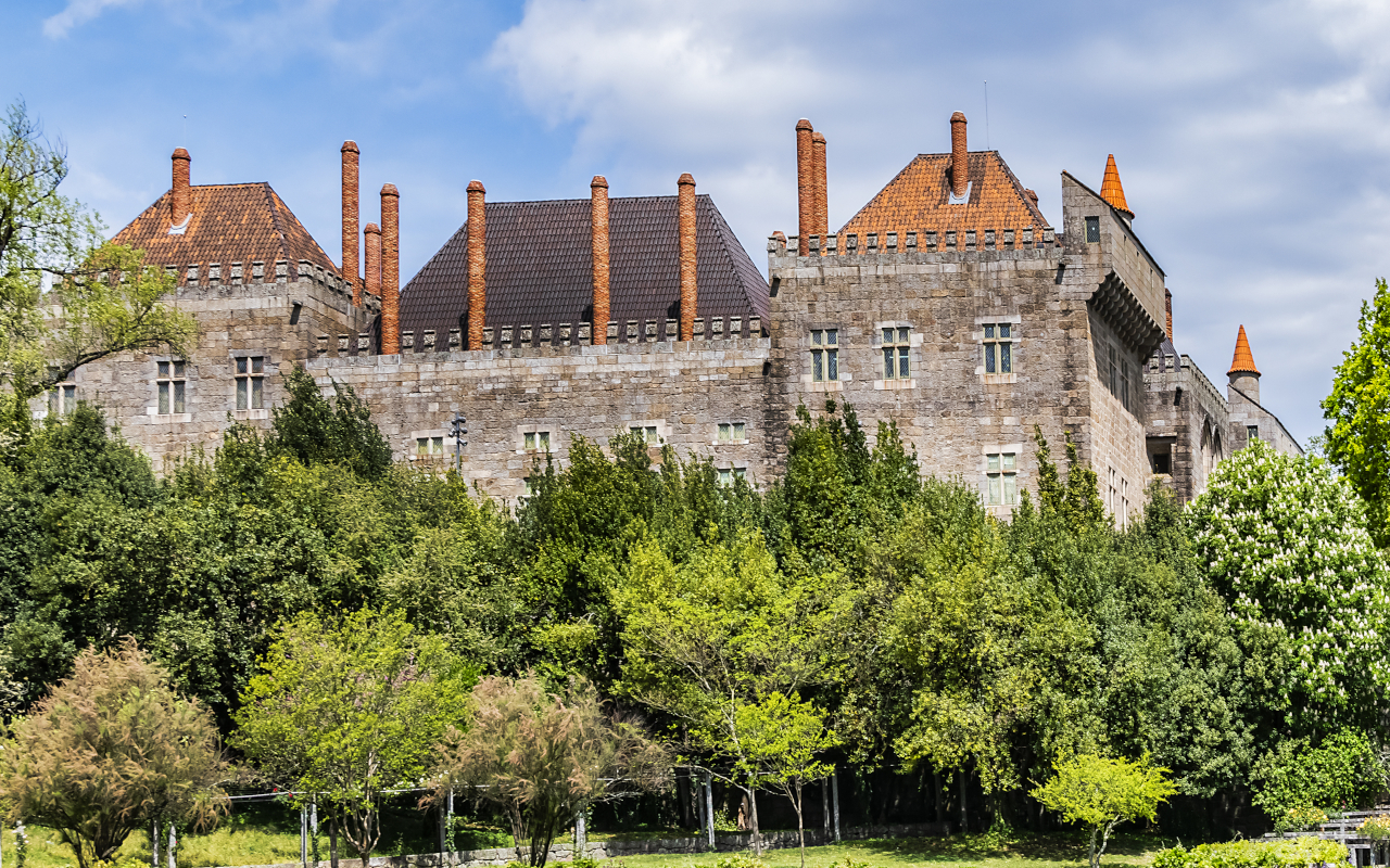 Fachada y vegetación que rodea el palacio, uno de los edificios medievales más importantes de la ciudad.
