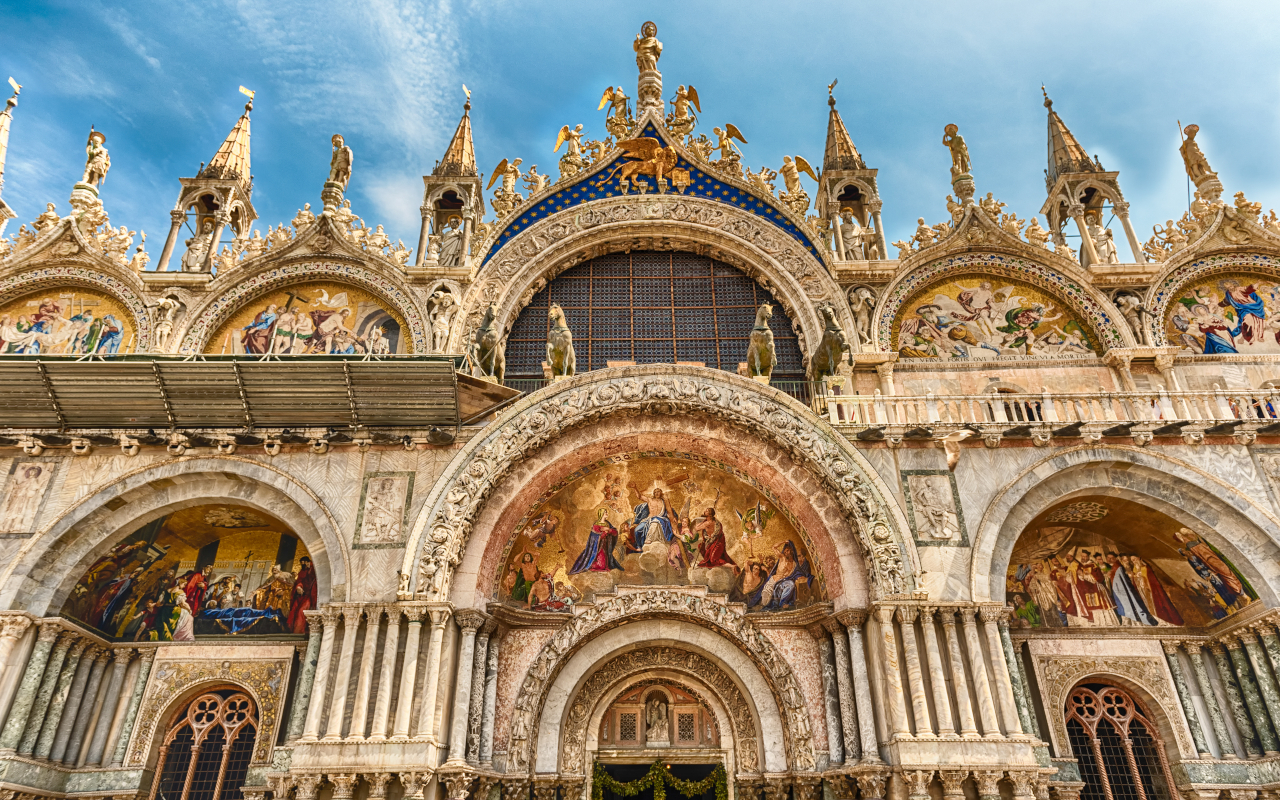 Fachada de la Basílica de San Marcos, un tesoro religioso de Venecia.