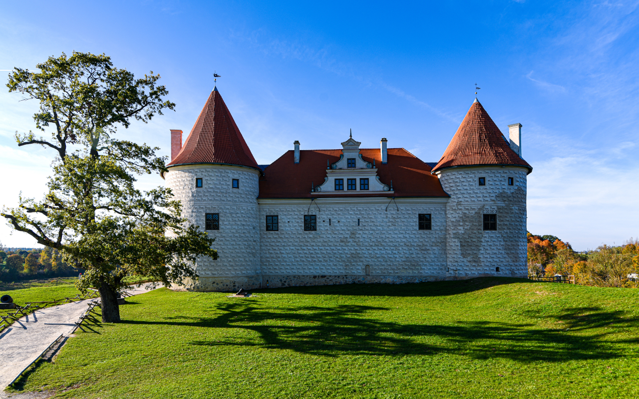 Fachada del castillo, enclave rodeado de una abundante vegetación.