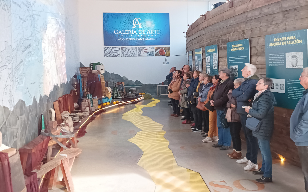 Interior de la Galería del Arte de la Anchoa con participantes recibiendo explicaciones.
