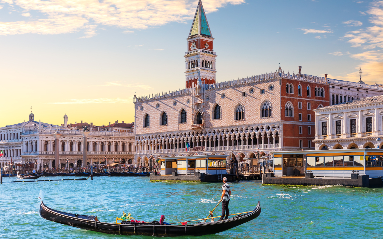 Paseo relajante en una góndola en la ciudad de Venecia.
