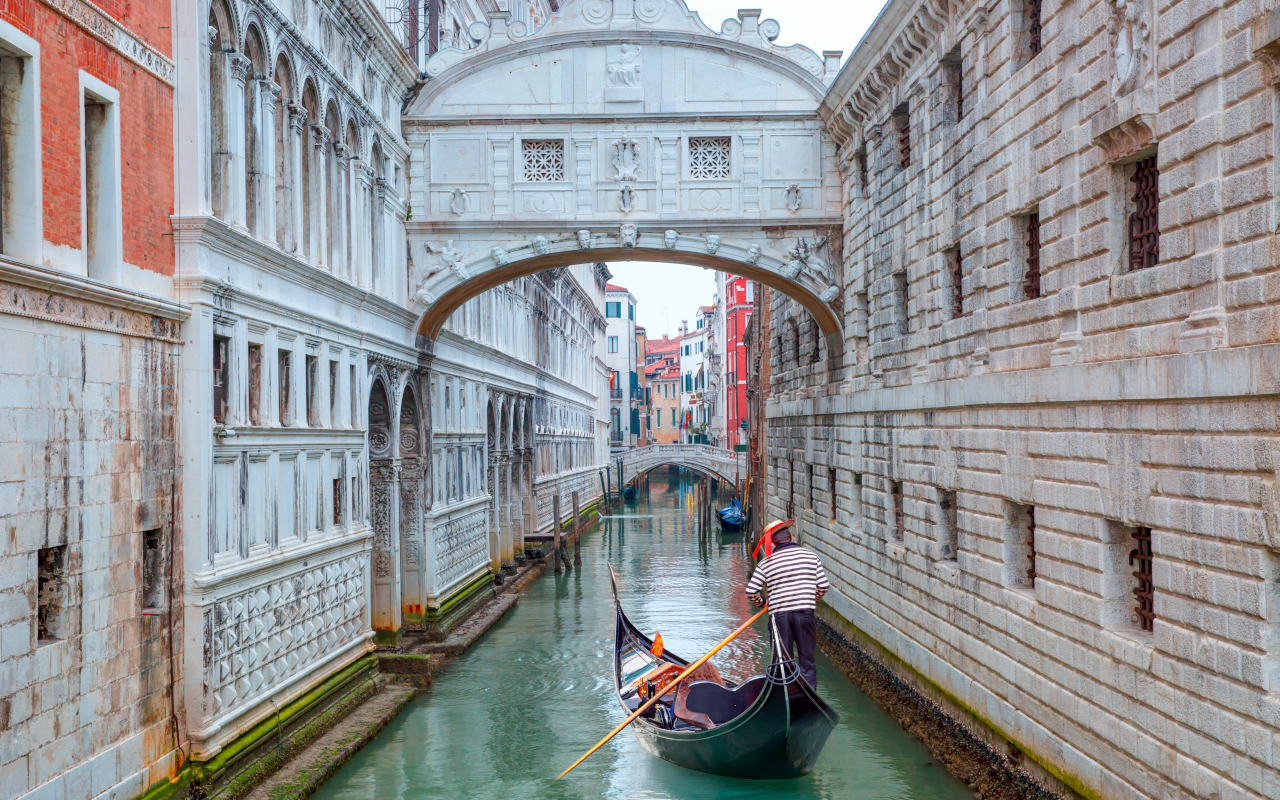 Góndolas flotando en los icónicos canales de Venecia.