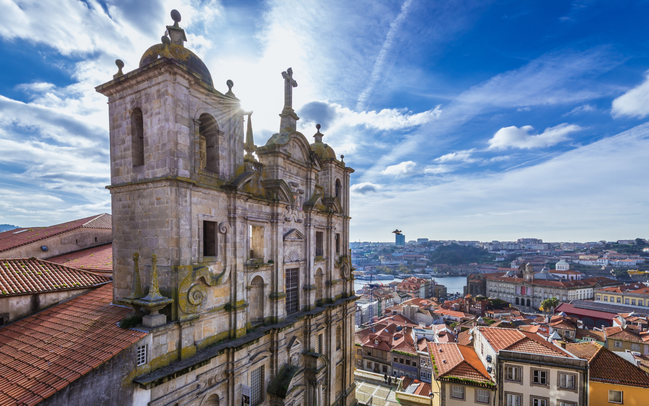 Iglesia de los Grillos vista desde el mirador de la Catedral de Oporto.