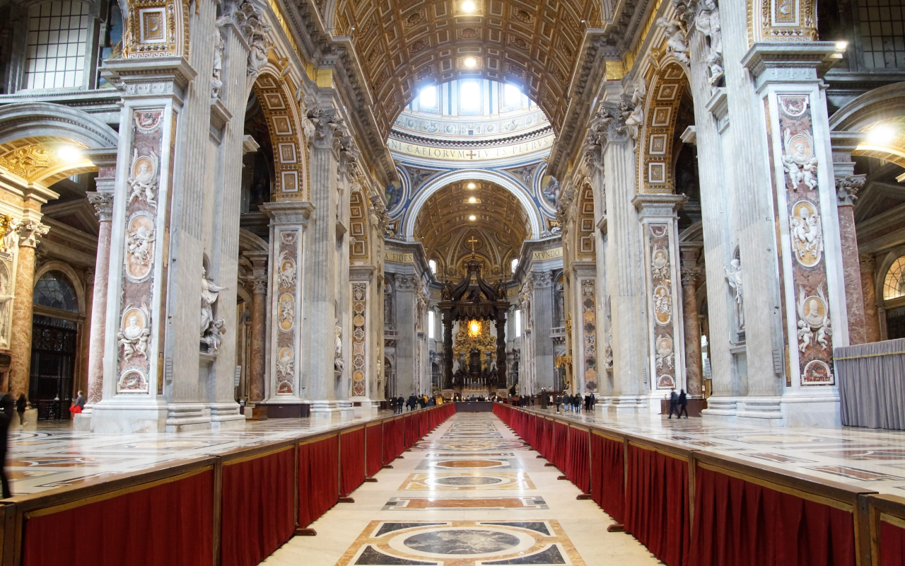 Interior de la basílica de San Pedro en el Vaticano.