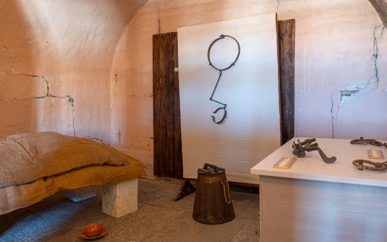 Interior sombrío del Palacio de las Prisiones, con sus celdas oscuras y húmedas.