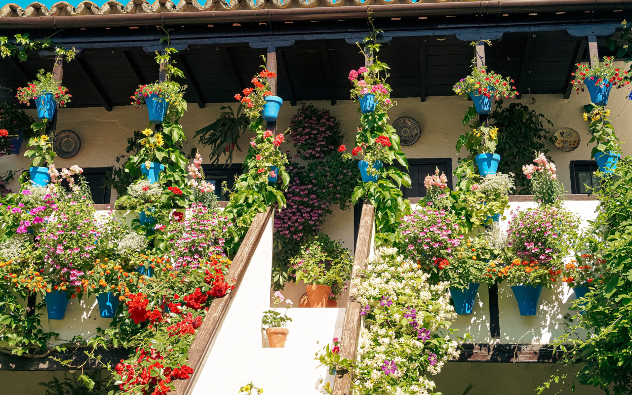 Jardines emblemáticos de Córdoba con cuidadas decoraciones.