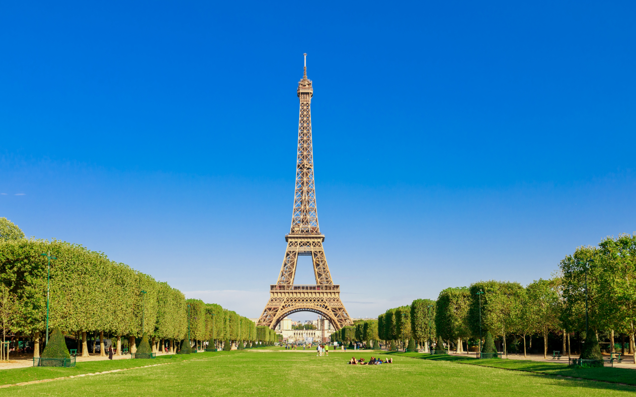 Jardines que rodean a la Torre Eiffel y embellecen todavía más el paisaje.