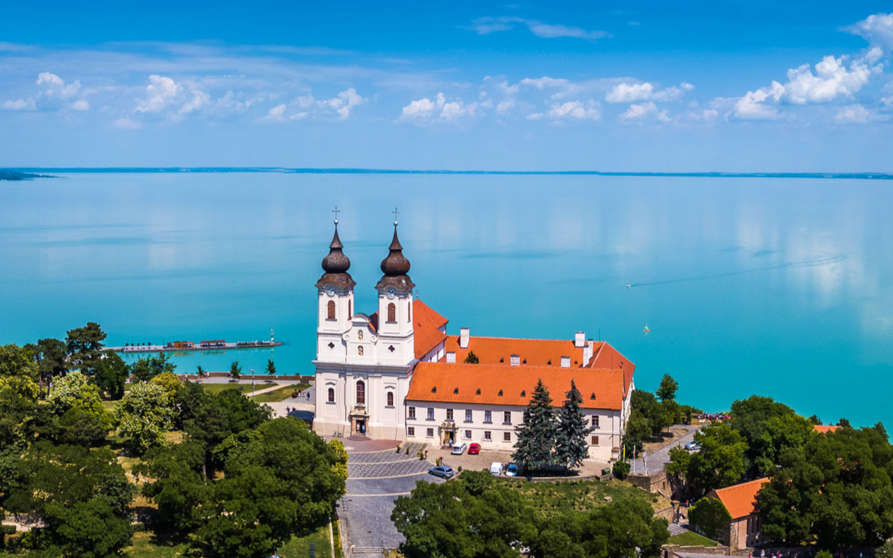 Descubre el lago Balaton y la Abadía de Tihany con una excursión desde la capital húngara.