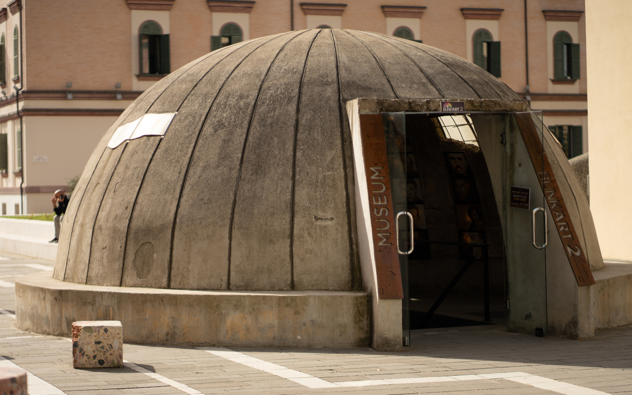 Exterior del Museo del Búnker en Tirana, uno de los más importantes de la ciudad.