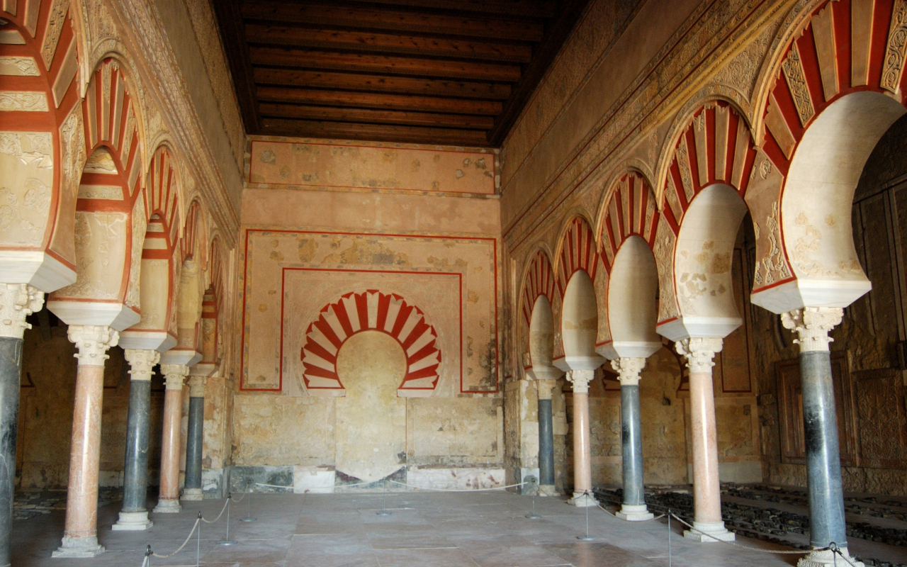 Nave central Medina Azahara con una exquisita decoración.