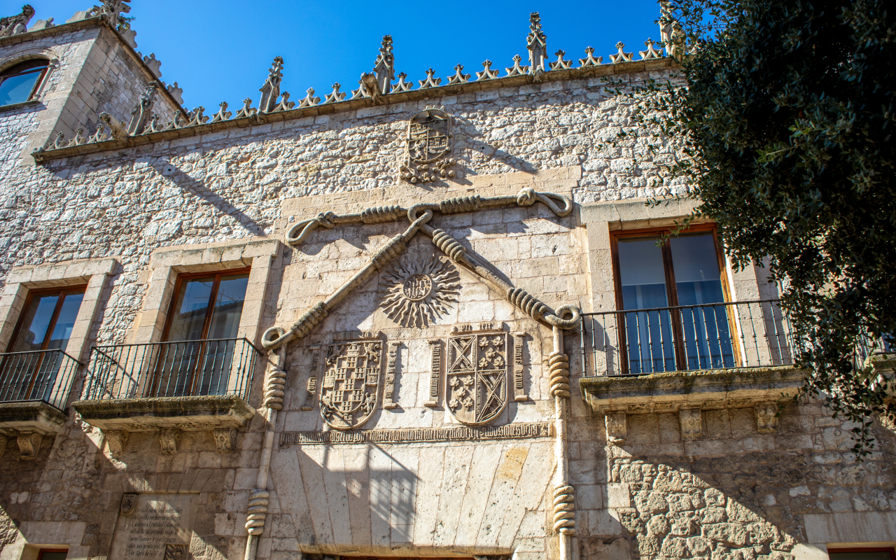 Fachada del Palacio de los Condestables, el edificio que que recibió a Cristóbal Colón tras su regreso de América.