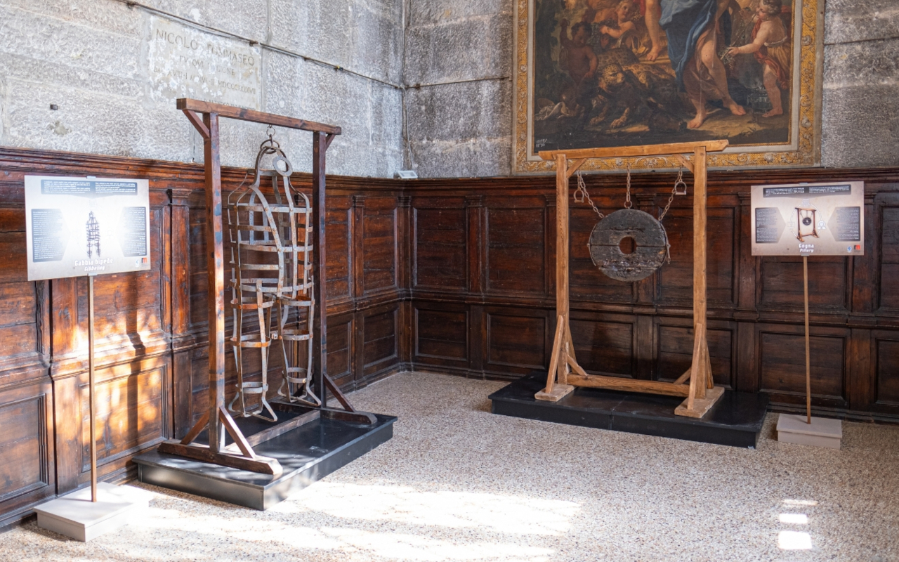 Elementos de castigo, un sombrío recordatorio de las crueles prácticas medievales.