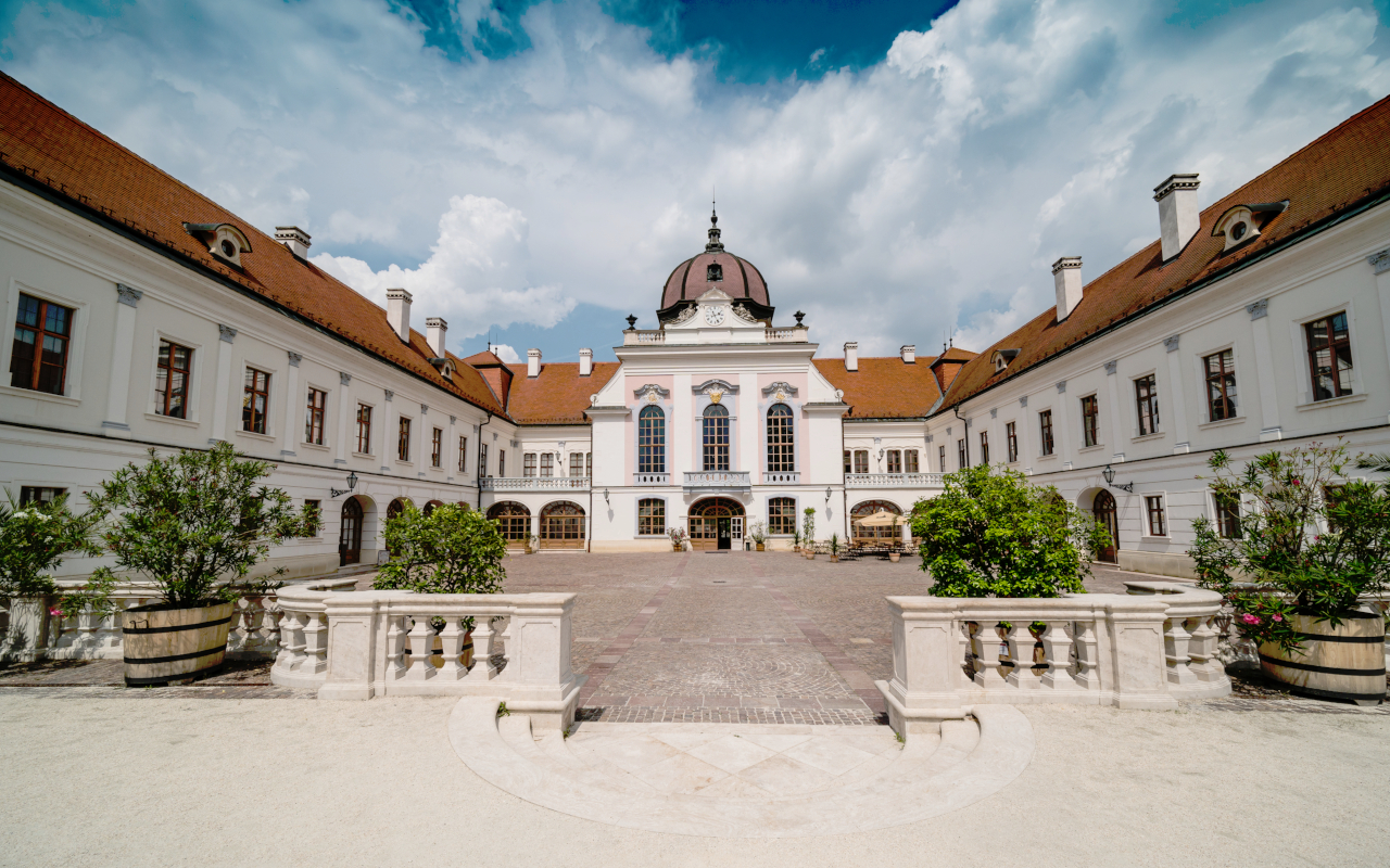 Conocerás su origen, que data del siglo XVIII, cuando se construyó como un palacio de caza para la aristocracia húngara.