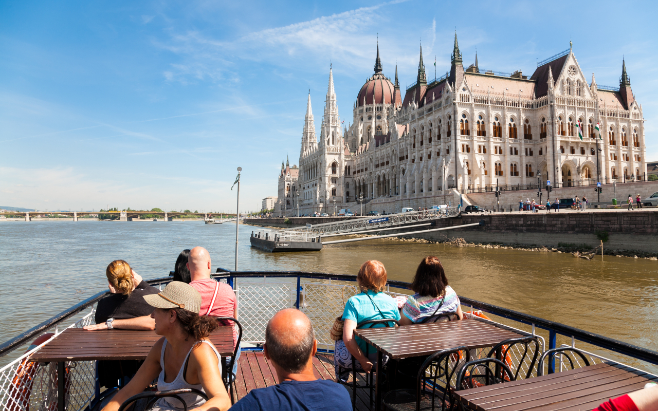 El Parlamento de Budapest también entra dentro del recorrido acuático.