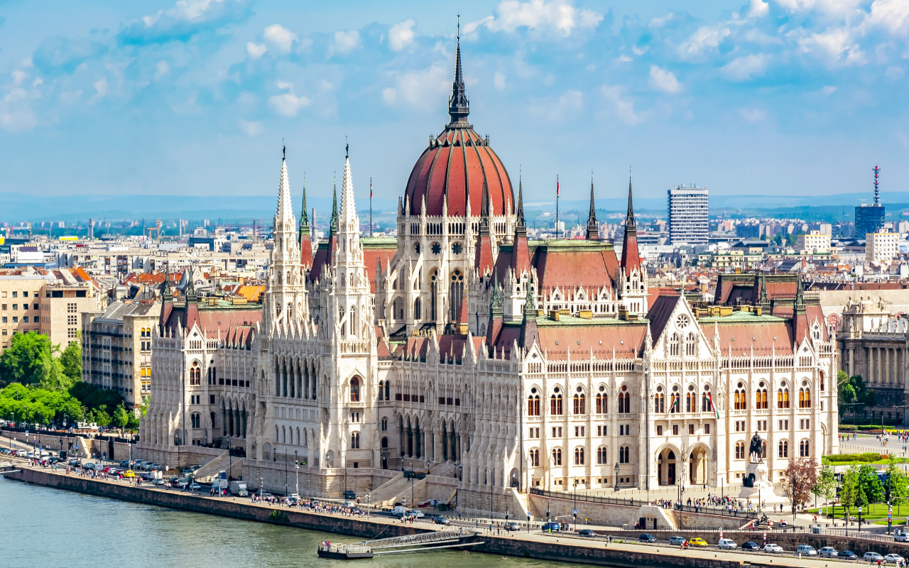 Edificio del Parlamento de Budapest, en una de las orillas del río Danubio.