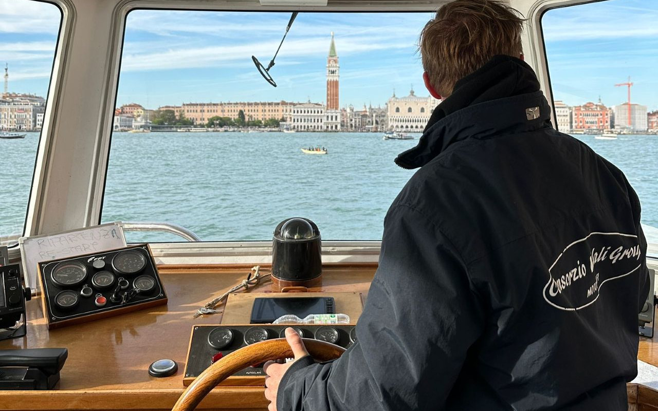 Patrón conduciendo el barco con vistas a los monumentos.