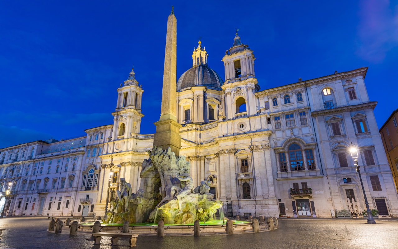 Piazza Navona, con sus famosas fuentes iluminadas en pleno centro de Roma.