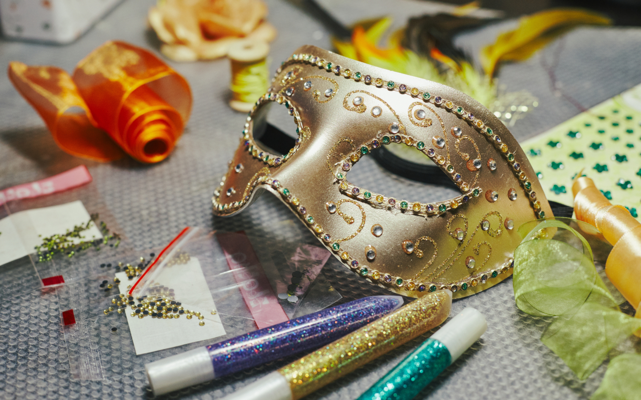 Diseño, pintura y decoración de una máscara del carnaval de Venecia.