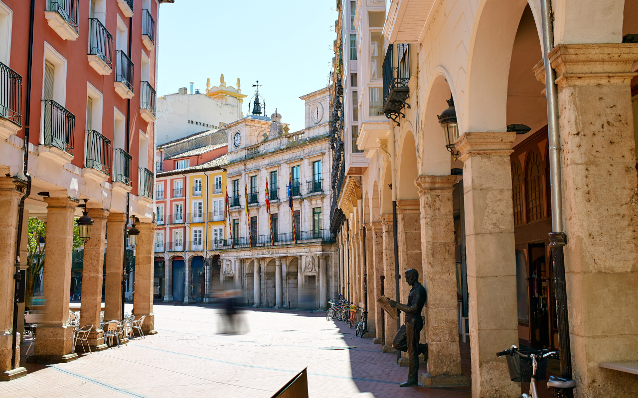 Entrada a la Plaza Mayor de Burgos, rodeada de edificios históricos.