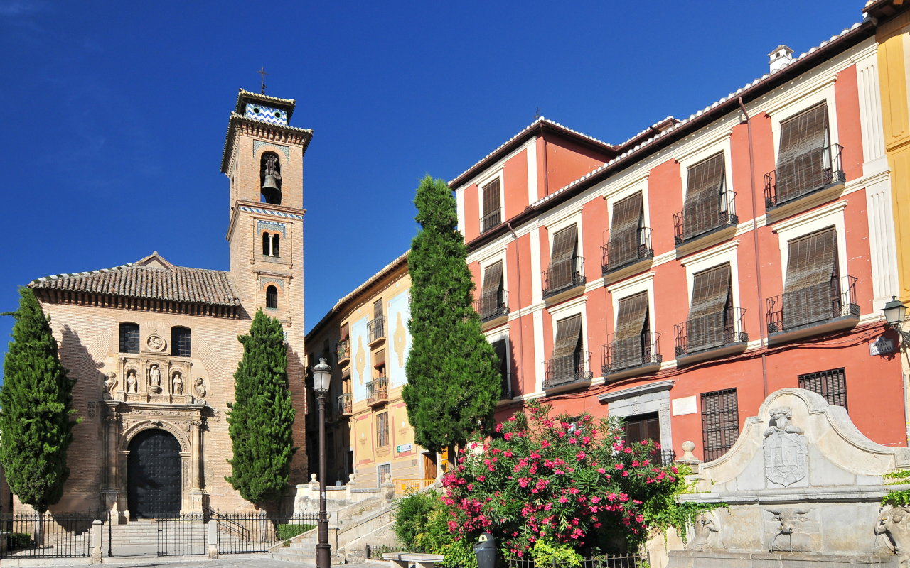 Plaza Nueva de Granada, la más antigua de la ciudad, rodeada de edificios históricos y con vistas al Albaicín.