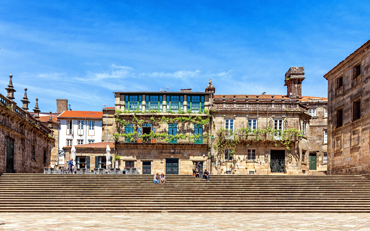 El free tour Santiago de Compostela esencial también pasa por las plazas principales, como la de Quintana, Platerías y Azabachería.