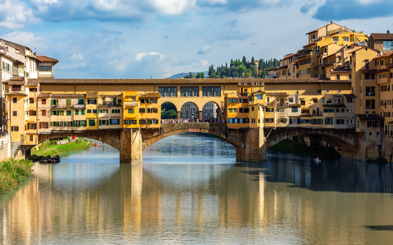 Vistas del Ponte Vecchio y sus famosas tiendas de joyas.