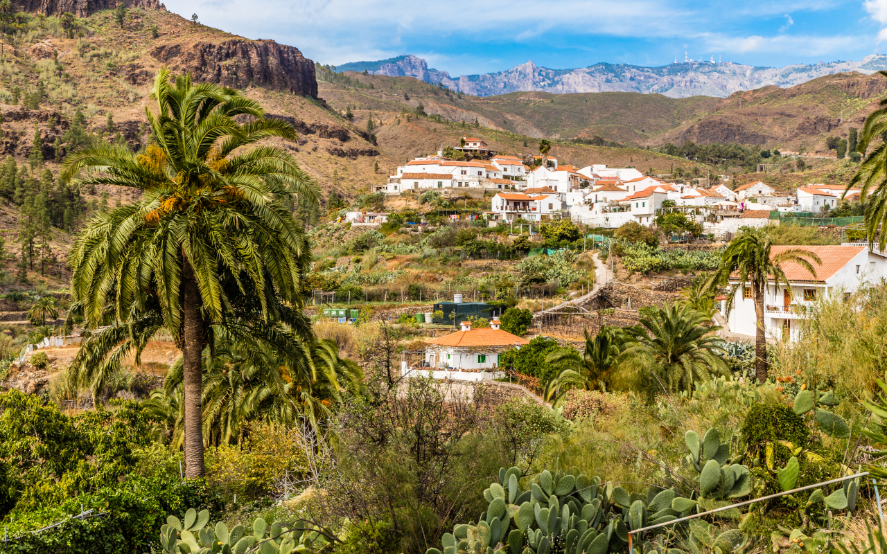 A village of white houses in Fataga, surrounded by green landscapes.
