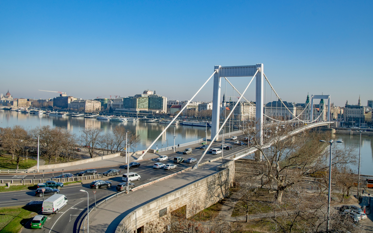 Cruzaremos el icónico puente de Elisabeth durante este gran tour por Budapest.
