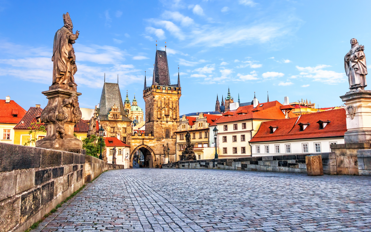 El icónico Puente de Carlos, uno de los más visitados de Praga.