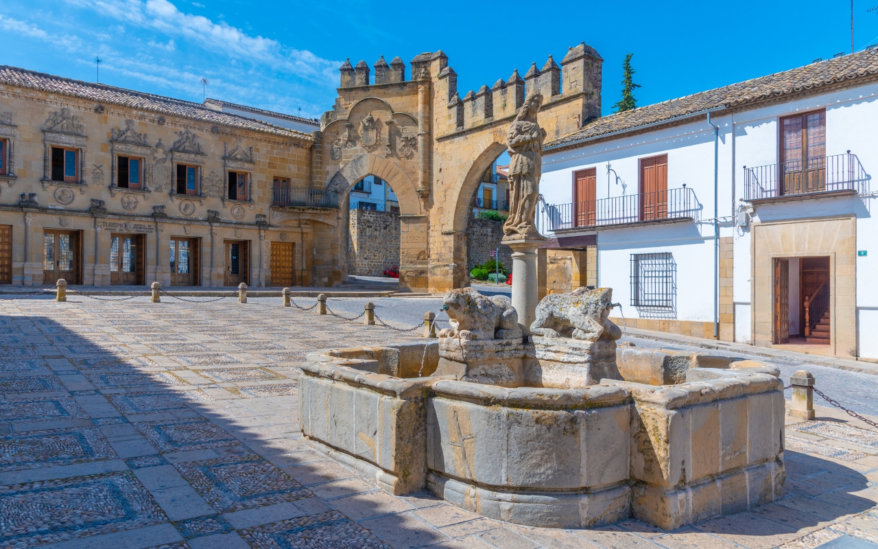 La Puerta de Jaén y el Arco de Villalar, un reflejo del paisaje urbano de Baeza.