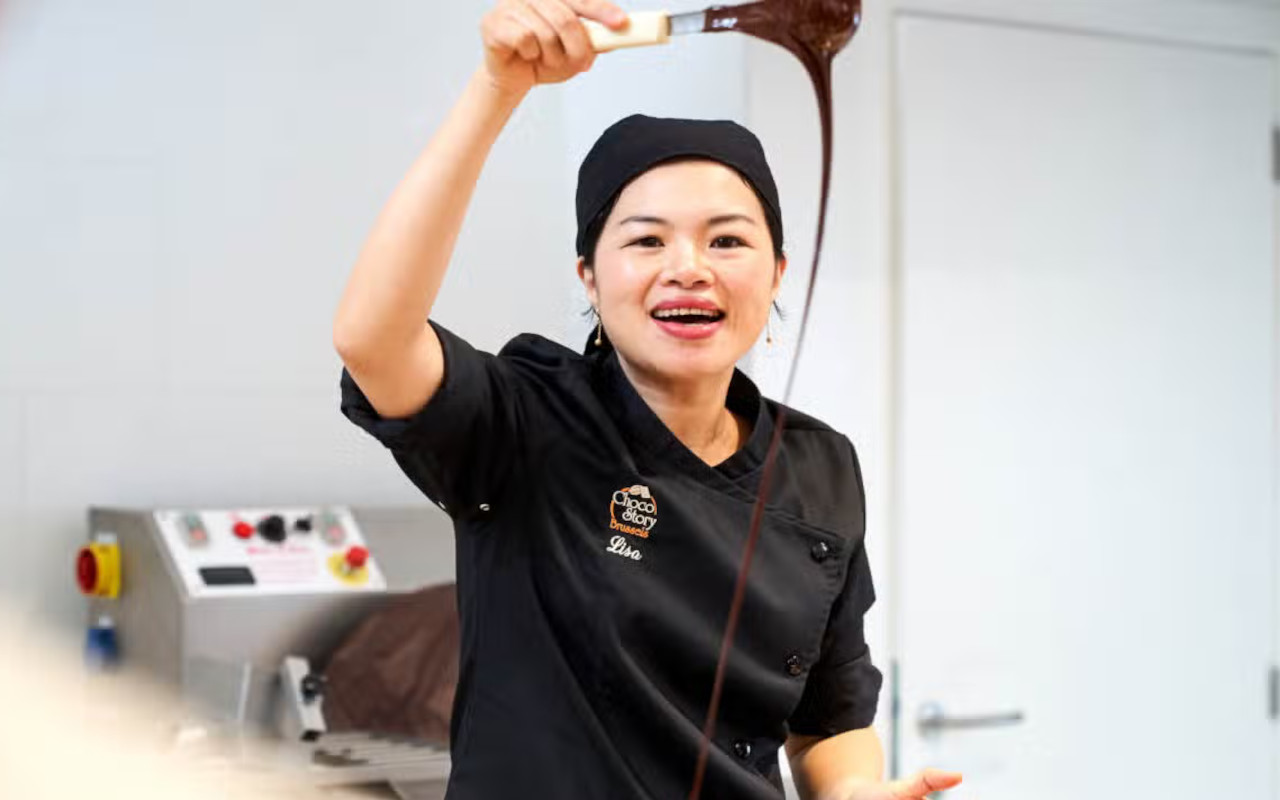 Maestro chocolatero haciendo una demostración de sus dotes culinarias.