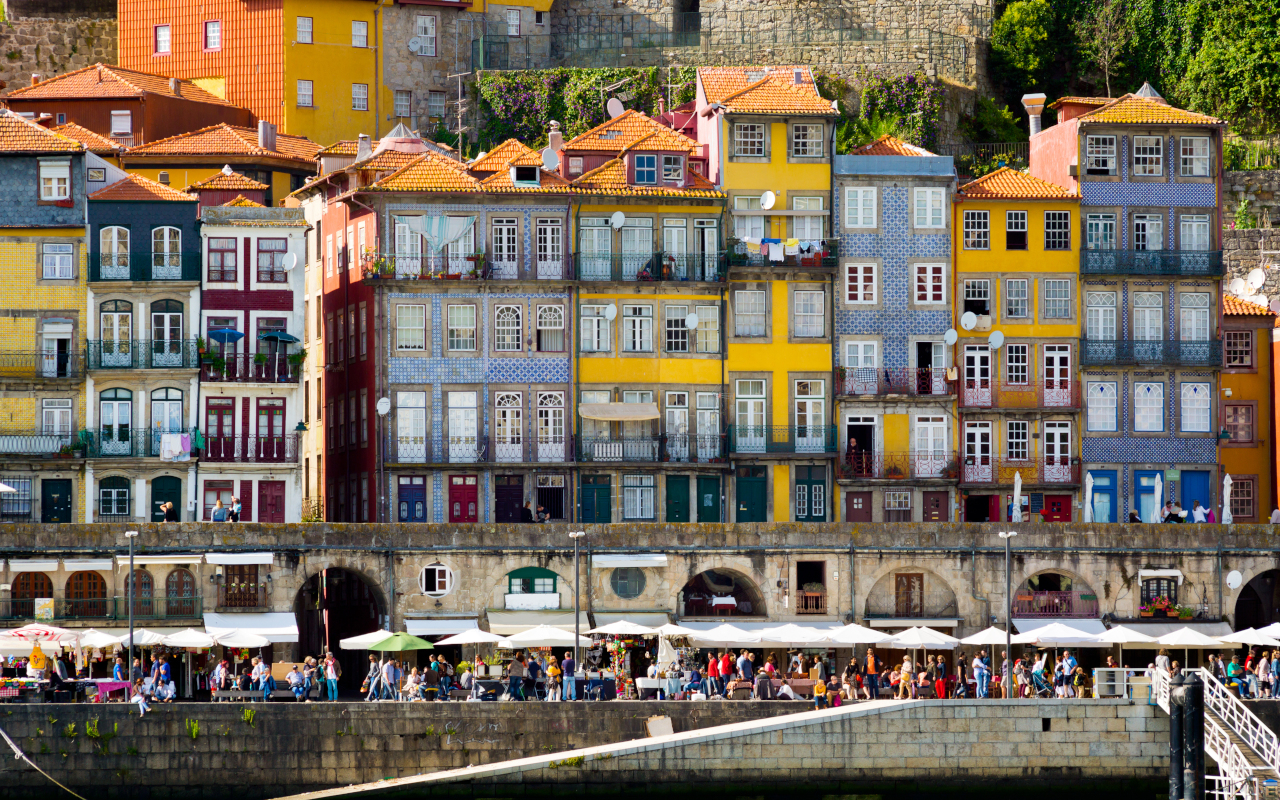 Cais da Ribeira, junto al río Duero, con las fachadas coloridas y las terrazas de esta zona de la ciudad.
