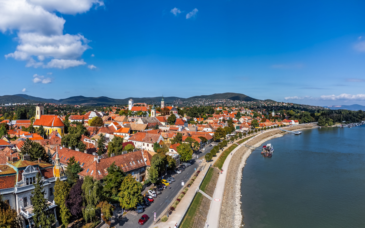 Szentendre es una ciudad a orillas del Danubio con un ambiente encantador reflejado en sus calles, fachadas y paseos.