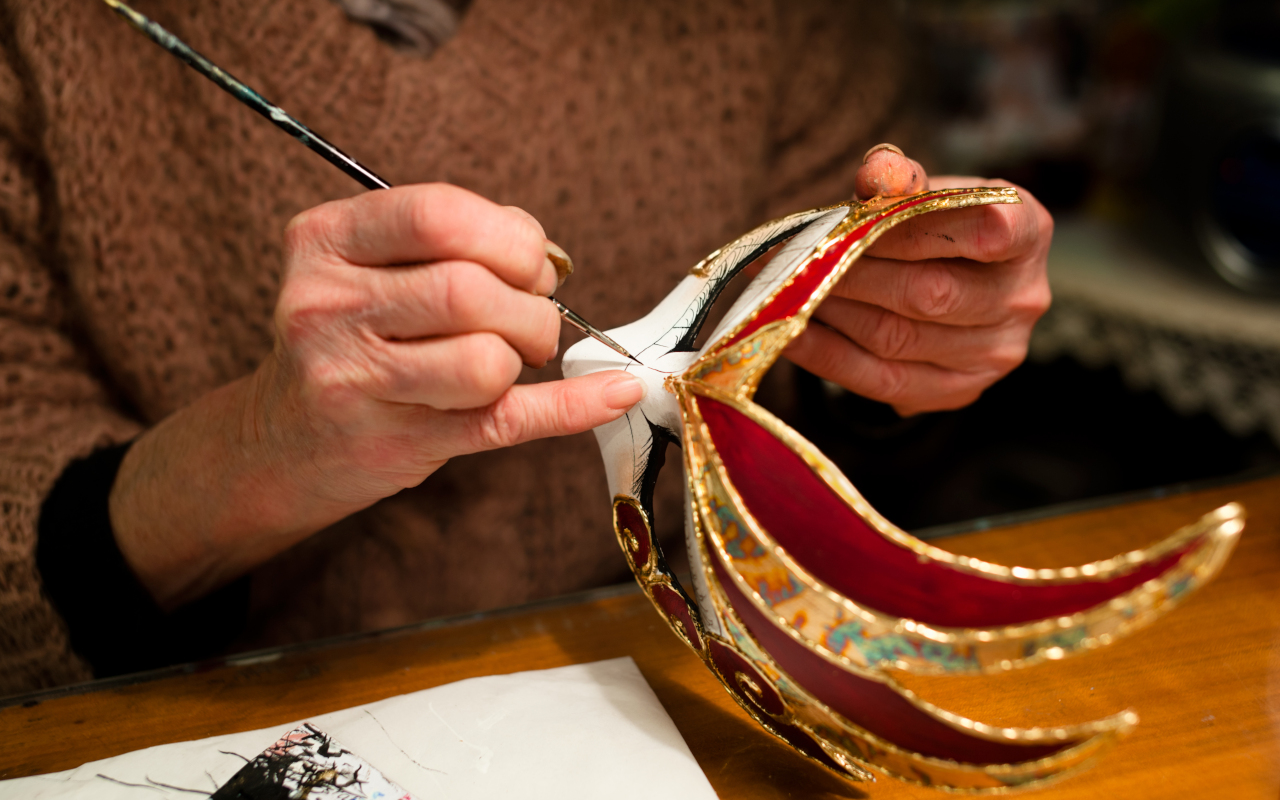 Decoración de un diseño en el taller de máscaras venecianas que tiene lugar en Venecia.