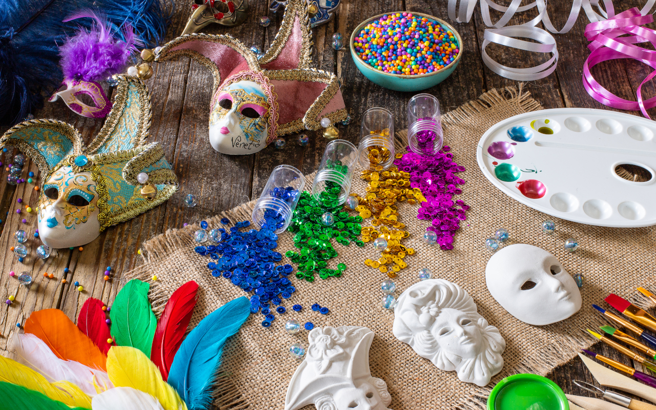 Taller artesanal de máscaras para el carnaval veneciano, perfecto para tu viaje a Venecia.