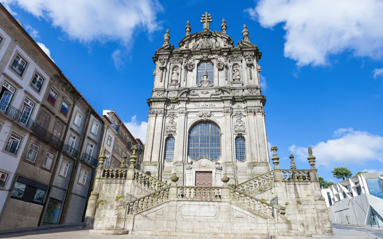 Iglesia y Torre de los Clérigos, uno de los puntos imprescindibles en este tour a pie por Oporto en grupos reducidos.