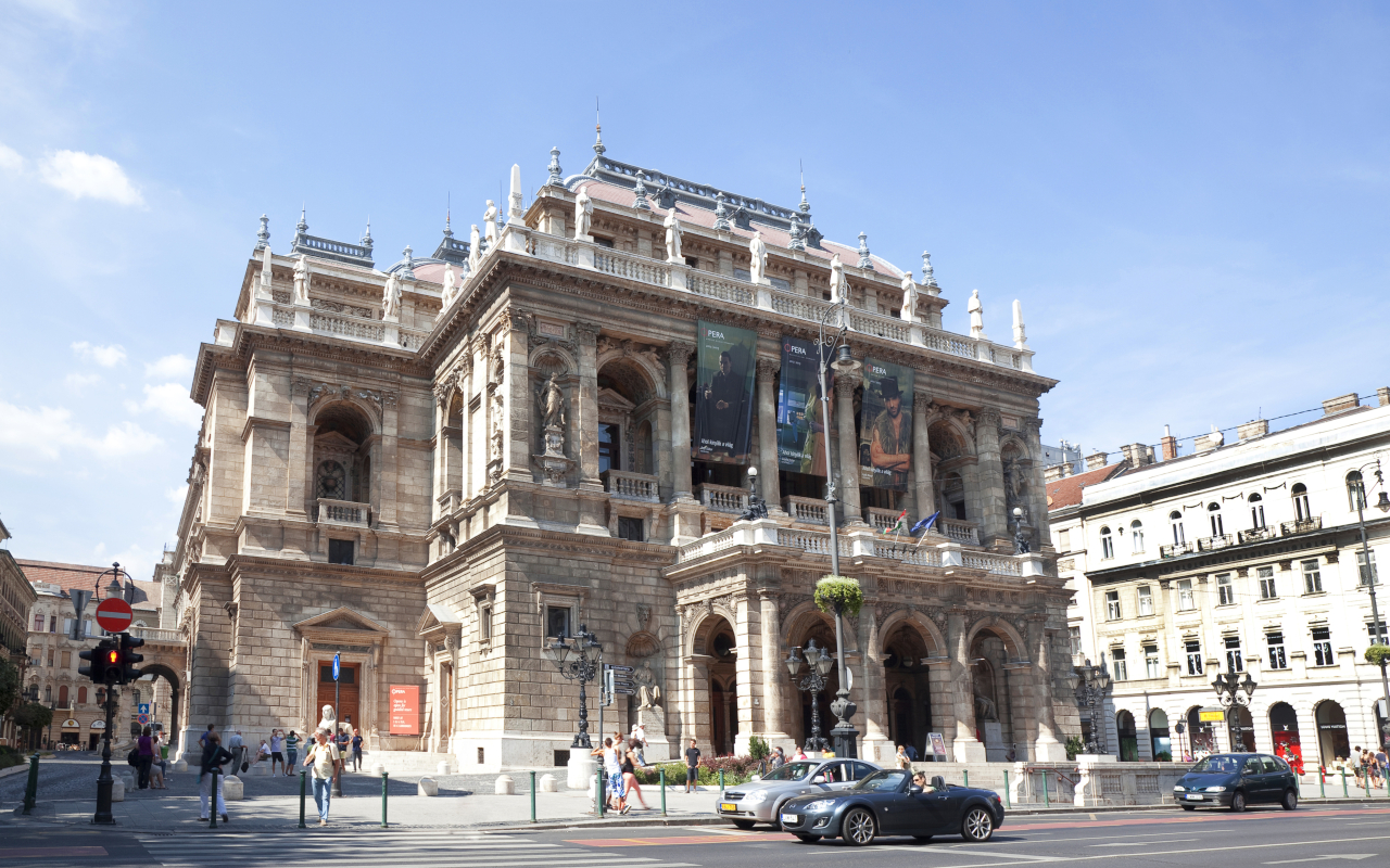 Durante el tour a pie pasaremos por la Ópera Nacional.